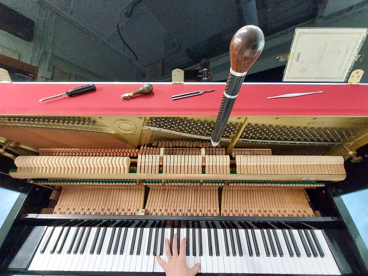 cklawpianotuner's tweet photo. 這部1999年出廠的日本品牌鋼琴，她可以說是該品牌一個經典型號的便宜版本。所謂一分錢一分貨，便宜版的質素當然就及不上貴價版的好！

#pianotechnician 
#pianotuner 
#pianobassstrings
#pianorefinishing
#piano
#recyele
#鋼琴調音師
#鋼琴調律師
#鋼琴調音
#鋼琴調律
#鋼琴補漆
#鋼琴低音弦線 https://t.co/1A4XGOWP99