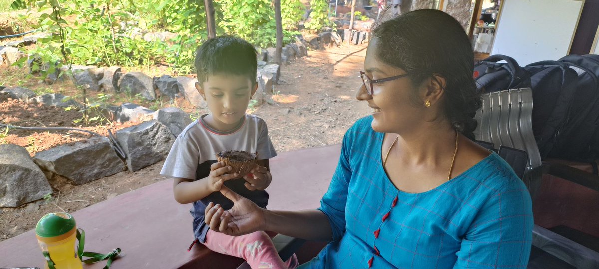 akshayakalpa's tweet image. We love how kids find joy in small things! Our little visitor at Pooriyambakkam was immensely happy to see cakes being made in coconut shells.  #farmvisit #weekendgetaway #coconutshells