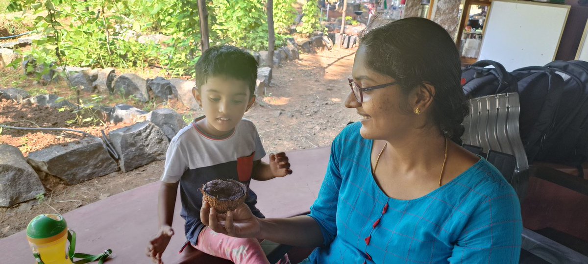 akshayakalpa's tweet image. We love how kids find joy in small things! Our little visitor at Pooriyambakkam was immensely happy to see cakes being made in coconut shells.  #farmvisit #weekendgetaway #coconutshells