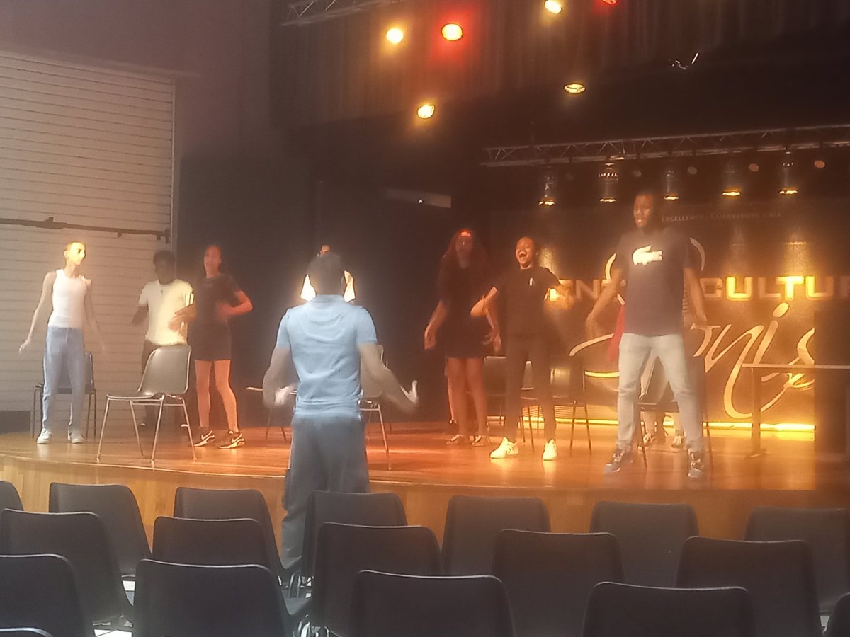 Bon courage à nos élèves de  THEATRE qui passent aujourd'hui leur épreuve pratique de bac SZTMD, les examinateurs sont des professionnels reconnus.  Coup de chapeau à Élise OSTER et José JERNIDIER qui arrivent là à l'aboutissement de 3 années intenses avec cette cohorte.