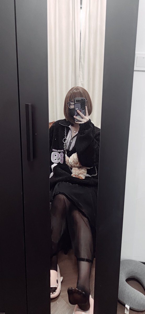 tuining3's tweet photo. 现在是人妻了哦～
老公超棒的，可以把我膝盖压到肩膀
老公的肉棒好大，每次顶到最里面都让我控制不住翻白眼＃四爱 https://t.co/FEdDShGoab