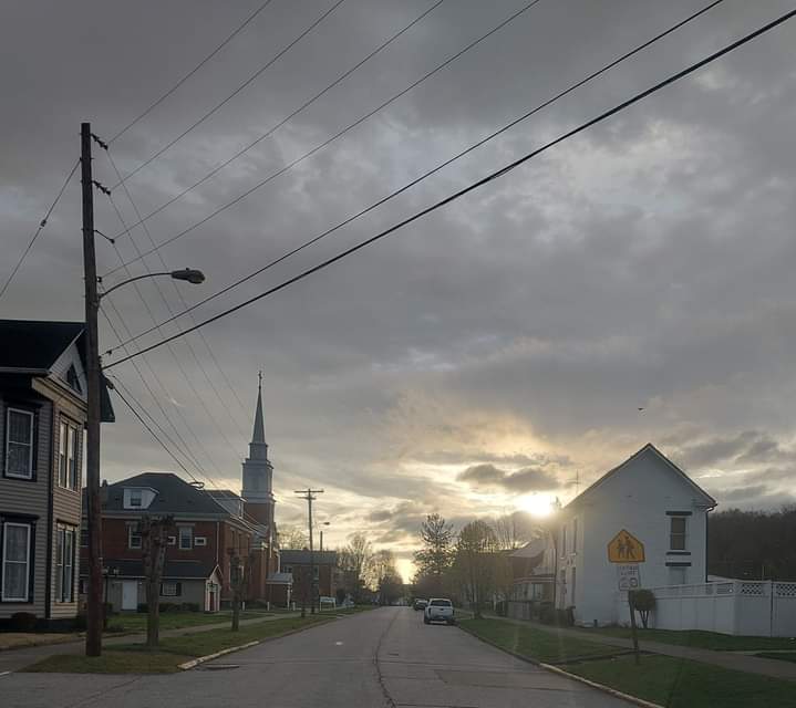 kyblueblood's tweet photo. Monday Morning Sunshine peeping through.
😎🌞
#ohioriverway 
#brackencountyky 
#augustaky 
#cincinnati 
#roadtrip 
#travelky https://t.co/6fYUQpdAm2