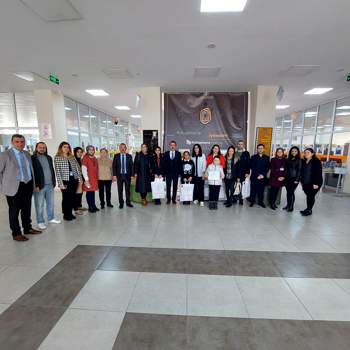 59. Kütüphane Haftası kapsamında 2022 yılı en çok kitap okuyan okurlarımız;
Enes Yiğit Kılıç, Kübra Altun, Sevinç Dilara Keser'e Sayın İl Kültür ve Turizm Müdürümüz Cemal Almaz ve İl Kültür Turizm Müdür Yardımcımız Handan Güneş'in katılımlarıyla ödülleri takdim edildi.