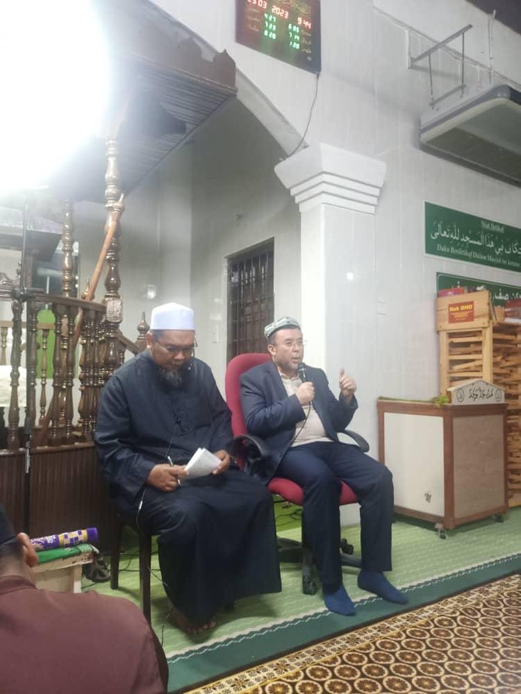 udtsb's tweet photo. Uluslararası Doğu Türkistan STK’lar Birliği Heyeti Malezya Kelantan eyaleti Parlamento (meclis) Başkanı ve eyalet Hükümet Genel sekreteri ile görüştü.  Ayrıca Malezya İslam Partisi Yüksek Şura ve İslam Felsefe Enstitüsü Başkanı Cevher Matni, Kelantan Eyaleti Yüksek Ulema Konseyi Başkanı Zülkarneyn ile görüşerek Doğu Türkistan meselesini anlattı. Siyasi, hükümet ve STK’lar ile görüşmeler duşunda eyaletin önemli camilerinde teravih ve sahurda Doğu Türkistan’daki vaziyet anlatma çakışmaları da devam ediyor.

#DoğuTürkistan
#Ramazan2023