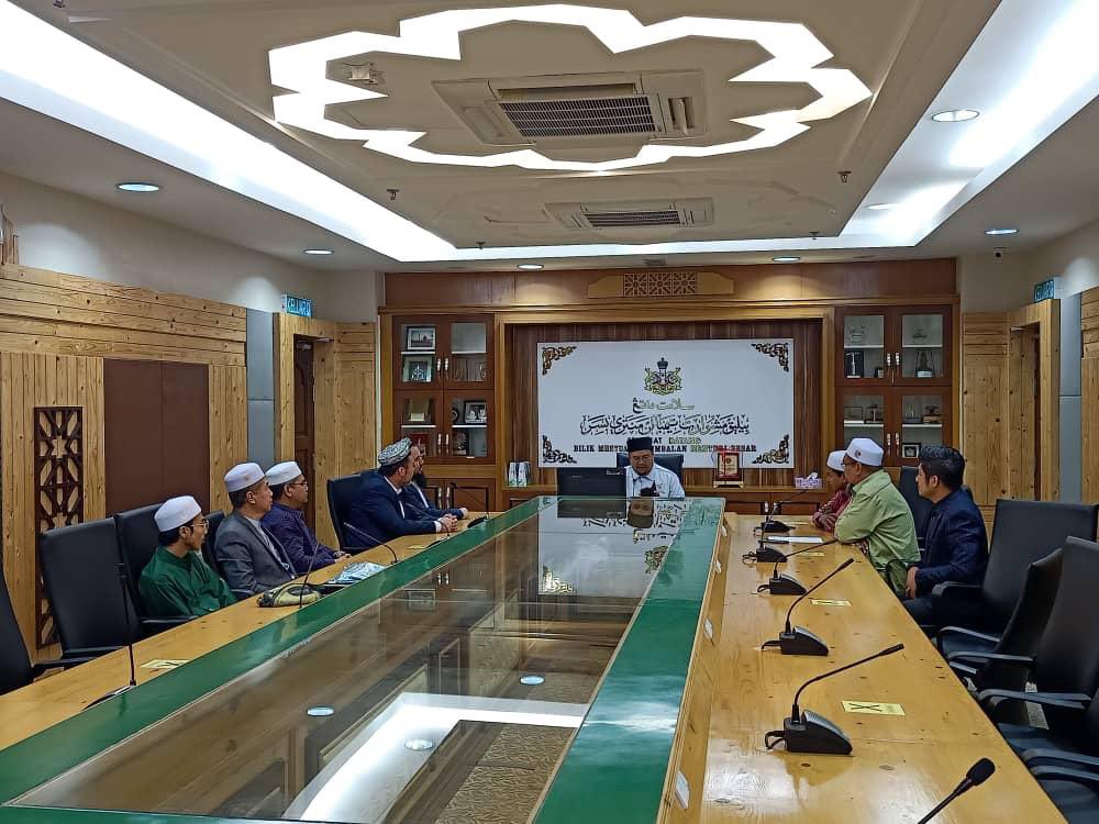 udtsb's tweet photo. Uluslararası Doğu Türkistan STK’lar Birliği Heyeti Malezya Kelantan eyaleti Parlamento (meclis) Başkanı ve eyalet Hükümet Genel sekreteri ile görüştü.  Ayrıca Malezya İslam Partisi Yüksek Şura ve İslam Felsefe Enstitüsü Başkanı Cevher Matni, Kelantan Eyaleti Yüksek Ulema Konseyi Başkanı Zülkarneyn ile görüşerek Doğu Türkistan meselesini anlattı. Siyasi, hükümet ve STK’lar ile görüşmeler duşunda eyaletin önemli camilerinde teravih ve sahurda Doğu Türkistan’daki vaziyet anlatma çakışmaları da devam ediyor.

#DoğuTürkistan
#Ramazan2023