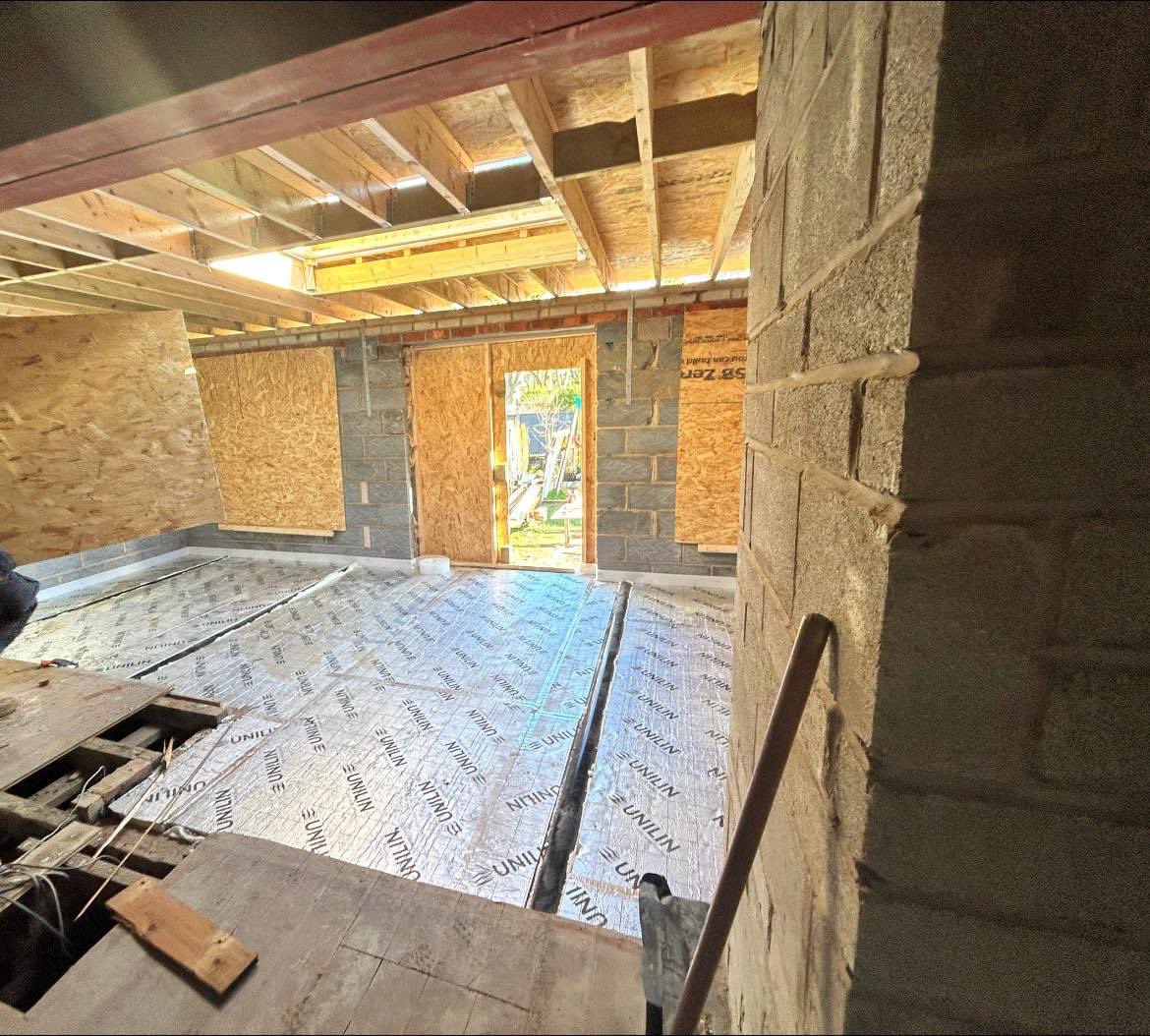 MakeMySpaceLtd's tweet photo. Once the #windows go into a project it becomes easier to envisage how the #space will look and work. This #extension to a 1930’s #home in #SaleM33 now has a great open plan #kitchen and #diningroom flooded with #natural light …end of project pictures will follow 🏡👷🏻‍♀️ https://t.co/RhWHWoIHUQ