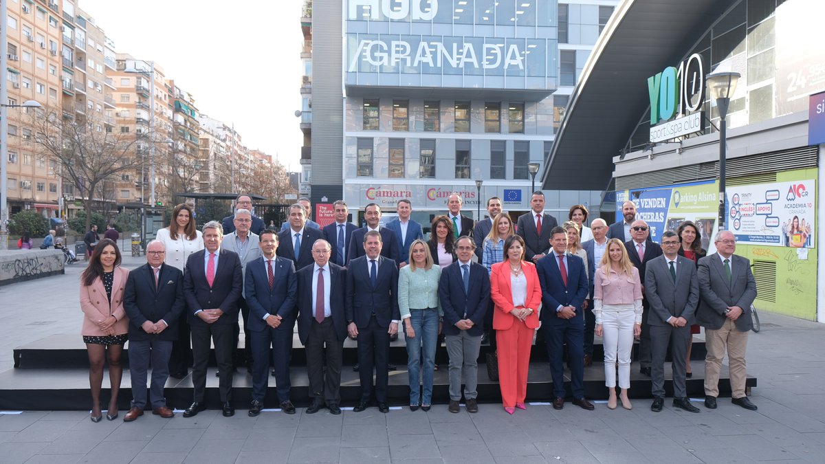 MotrilCamara's tweet photo. ⭐¡Hemos acompañado a Cámara Granada en la inauguración de su nuevo Digital Business Hub en #Granada!

🌀Un nuevo espacio coworking para impulsar la cultura de la innovación y la digitalización de las #pymes 

¡Enhorabuena a @CCGranada por esta infraestructura! https://t.co/wNBp5eCGRa