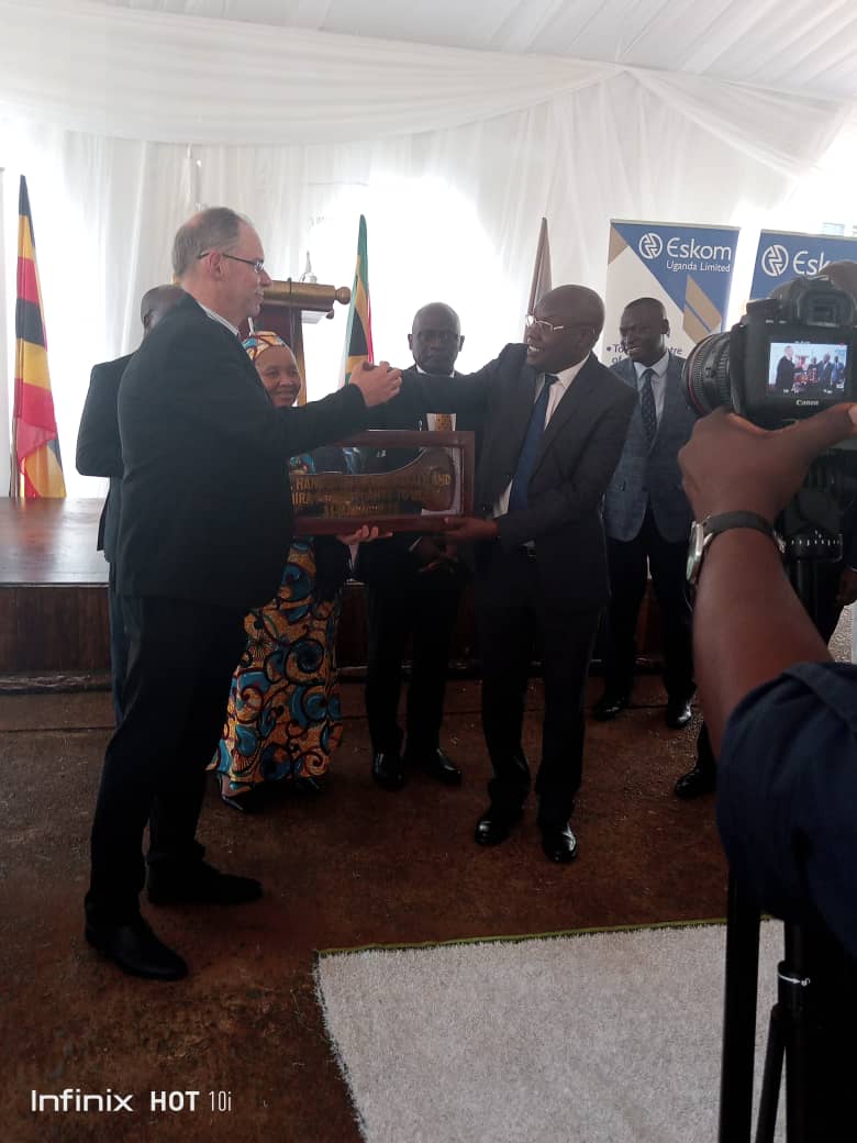 Eskom Uganda Limited (@eskomug) on Twitter photo The Chairman Eskom Uganda Mr. Andrew Etzkinger hands over the keys to the plant to the Ministry of Energy officials following the end of the 20-year concession to manage Nalubaale and Kira dams. <a href="/MEMD_Uganda/">Ministry of Energy & Mineral Development</a> <a href="/Eskom_MD/">Thozama Gangi</a> #EskomUgHandover The Chairman Eskom Uganda Mr. Andrew Etzkinger hands over the keys to the plant to the Ministry of Energy officials following the end of the 20-year concession to manage Nalubaale and Kira dams. <a href="/MEMD_Uganda/">Ministry of Energy & Mineral Development</a> <a href="/Eskom_MD/">Thozama Gangi</a> #EskomUgHandover