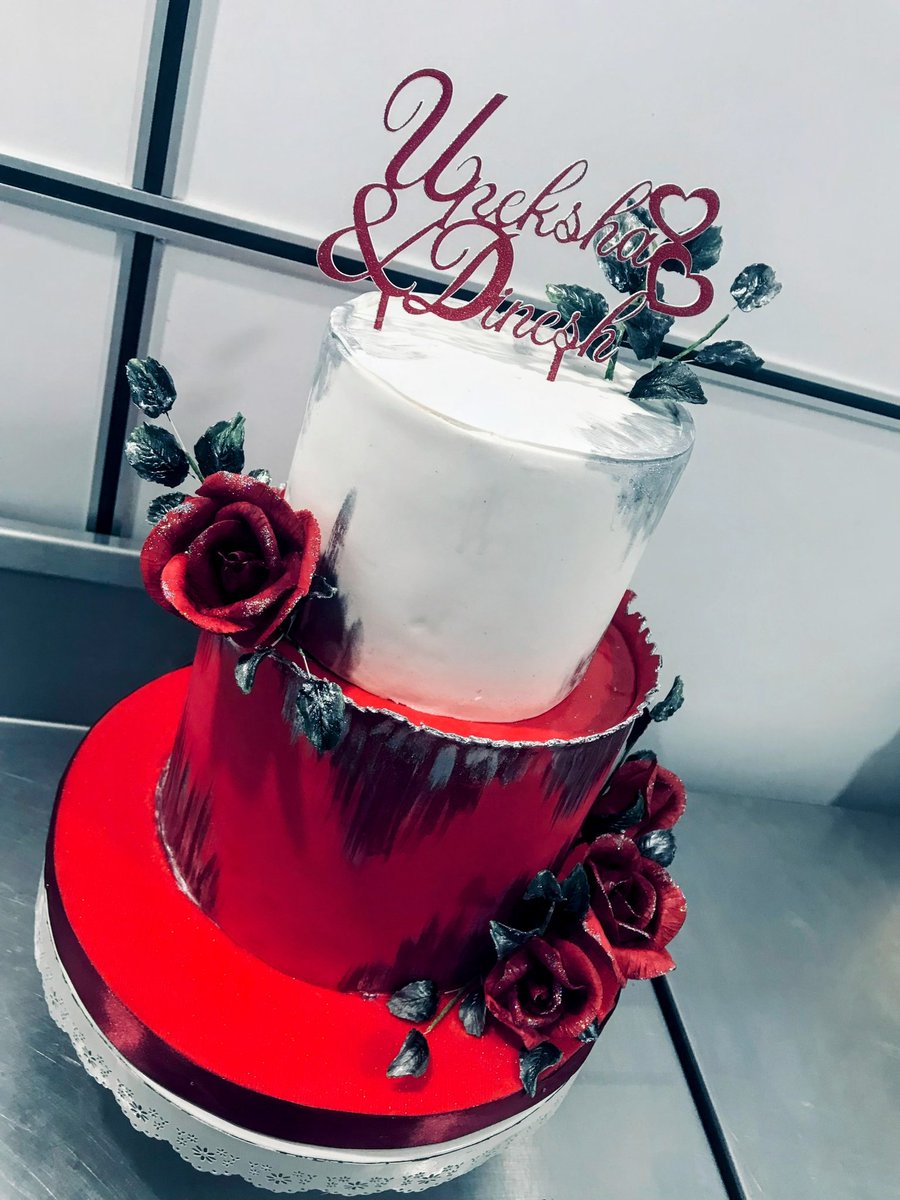 Kaushi84's tweet photo. Got the colors just right.... 🌹 ❤ #RedCake #Weddingcake https://t.co/DKeNEzkokU