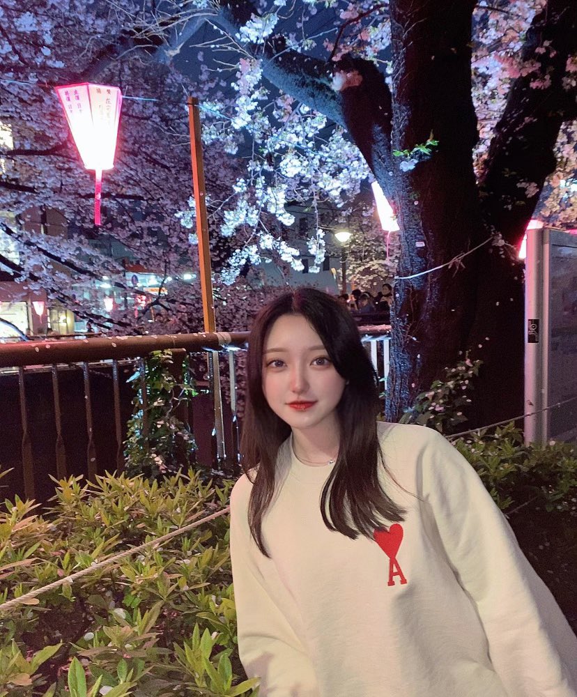 m_oon_61's tweet photo. 中目黒の夜桜いってきた🌸
去年も夜桜は見に行ったけど今年はイルミネーションと屋台復活して嬉しい😭みんなで桜見るって文化素敵🎶 https://t.co/FspRJzq4nH