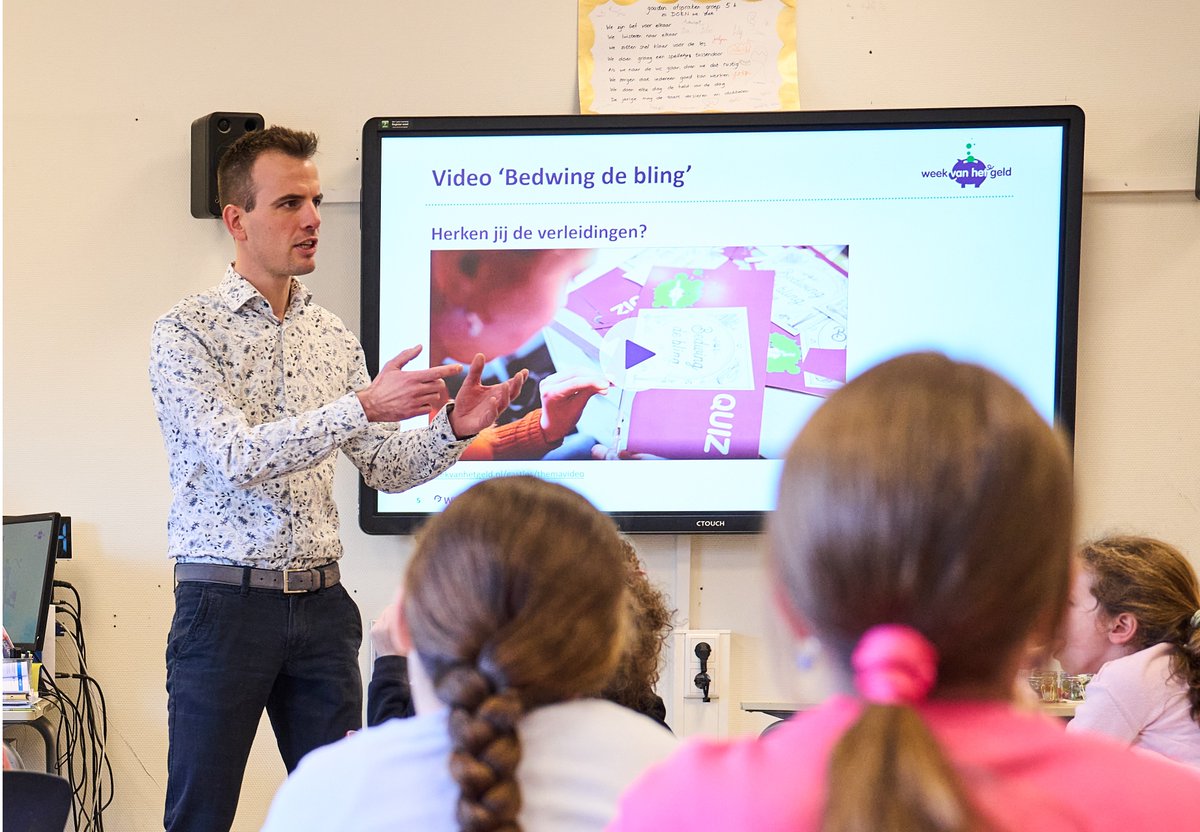 Wijzeringeld's tweet photo. Ruim 800 scholieren en mbo-studenten hebben vanmorgen al de eerste gastlessen gevolgd van financieel deskundigen. Check onze socials om op de hoogte te blijven van #weekvanhetgeld2023 https://t.co/ALR0UacUEt