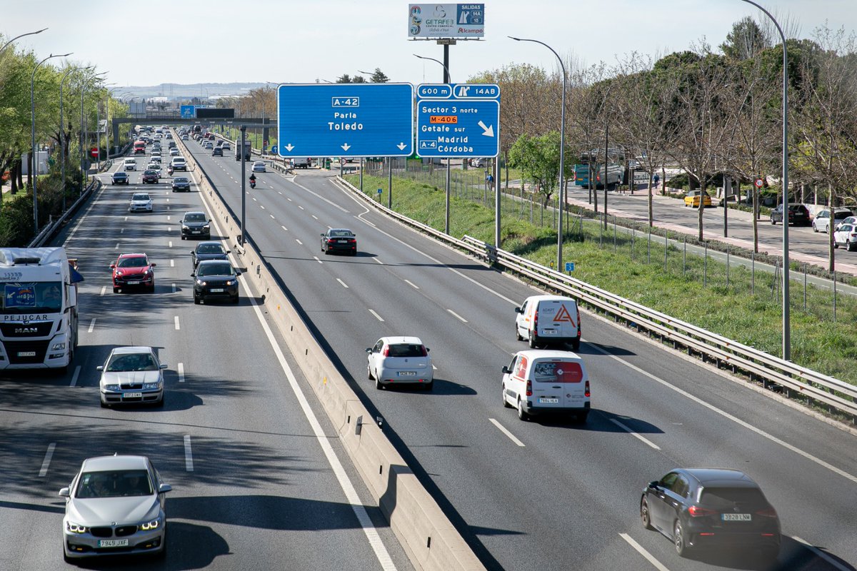 Ministerio Transportes, Movilidad y A. Urbana (@mitmagob) on Twitter photo 2023-03-27 12:47:59 📍El SGI, #XavierFlores, ha presentado hoy en Getafe un proyecto para instalar pantallas que ayuden a reducir el ruido del tráfico en la autovía A-42 a su paso por la ciudad, sobre todo en el barrio de la Alhóndiga. Estas barreras, de doble capa, tendrán unos 6 metros de altura. 📍El SGI, #XavierFlores, ha presentado hoy en Getafe un proyecto para instalar pantallas que ayuden a reducir el ruido del tráfico en la autovía A-42 a su paso por la ciudad, sobre todo en el barrio de la Alhóndiga. Estas barreras, de doble capa, tendrán unos 6 metros de altura.