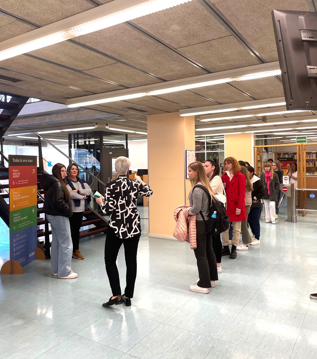 BibBellvitge's tweet photo. 🙋‍♂️Rebem la visita de #FutursUB del Grau de #Podologia🦶 de la #UniBarcelona, durant les Jornades de #PortesObertes de la Facultat de Medicina i Ciències de la Salut al #CampusBellvitgeUB.  
👋 Benvingudes! i Benvinguts! #JPOUB
Només per la biblio ja paga la pena matricular-se!😎 https://t.co/4AZNvIez1x