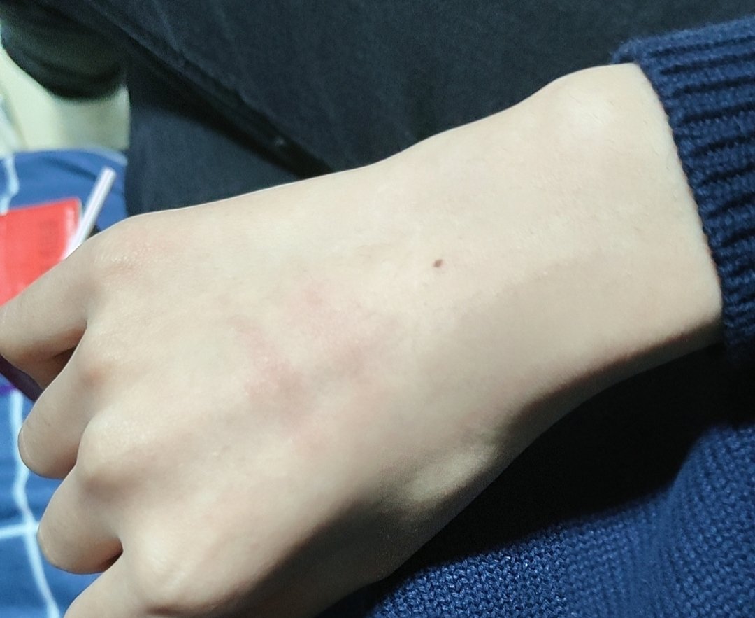 lishen12402180's tweet photo. 宝宝给我亲的 😳 https://t.co/A2pYcAAu26