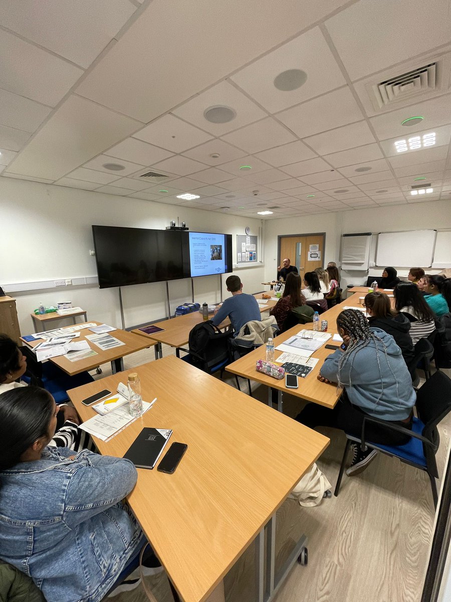 🚑 West Yorkshire Critical Care Network Transfer Training 🚑 We always love face to face training and this group were really interactive which makes for a better teaching experience ED & ICU nurses and anaesthetics! #MDT @myhtcritcare @lizellis72 @Jodiexh91 @MidwoodLaura