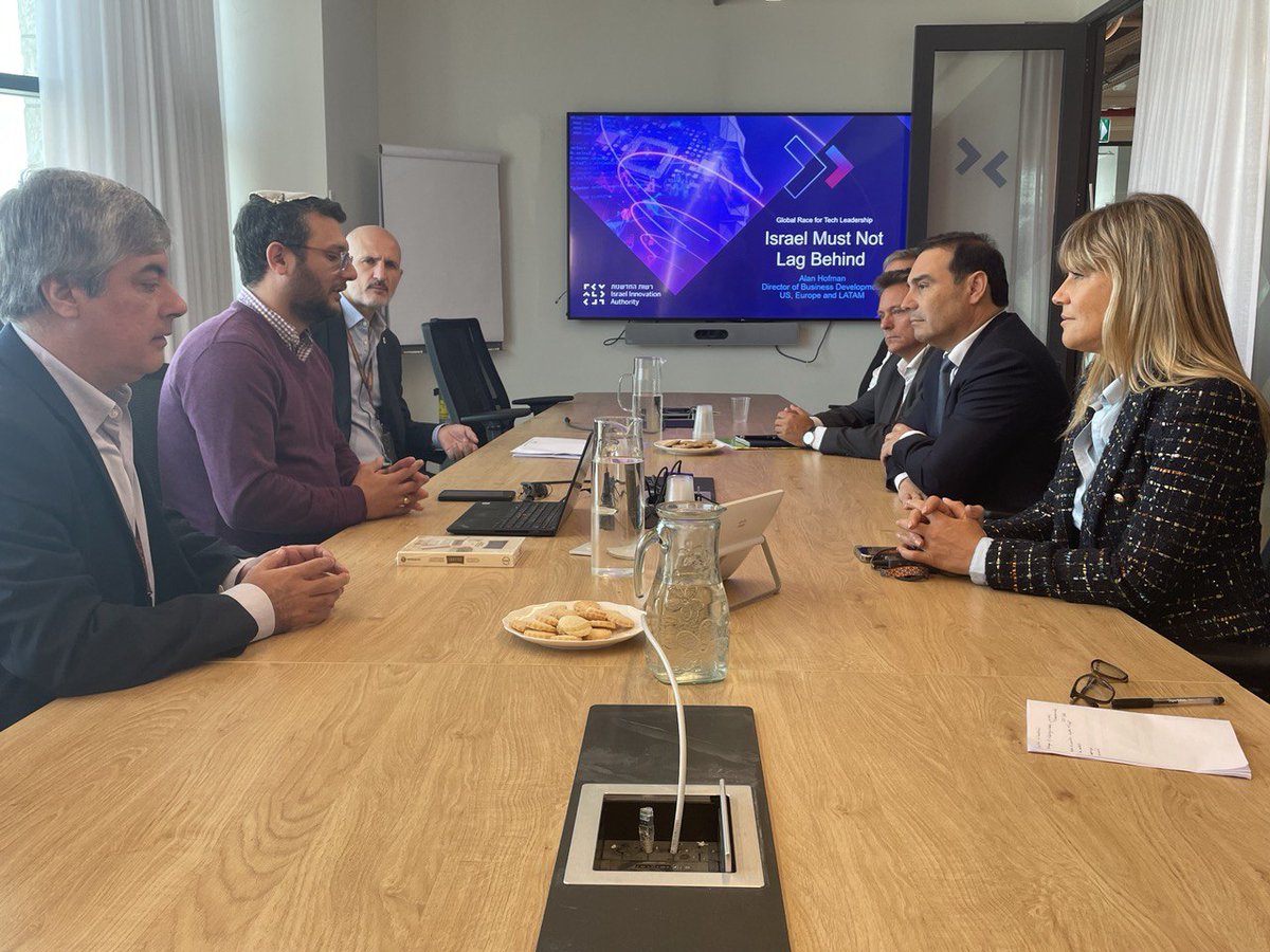 gustavovaldesok's tweet photo. .@auhofman, director de negocios para #EstadosUnidos, Latinoamérica y Europa de la Autoridad de Innovación Israelí, compartió las experiencias de los programas de capacitación que aplica la agencia para formar personas que rápidamente se insertan en el mercado laboral. https://t.co/7jt8bFMyIA