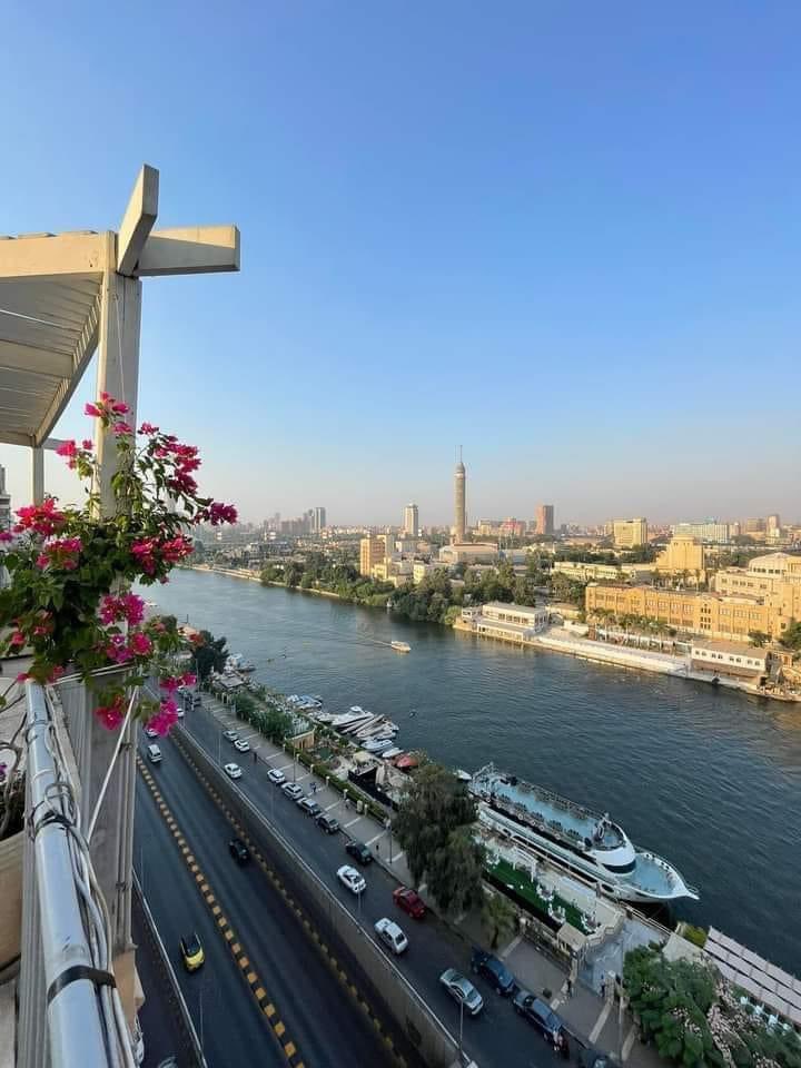 أم البلاد وغوث العباد، هبة النيل وجنة الأرض، مهد الحضارات وأم الدنيا…
ألقاب عديدة أطلقت على البلد الذي عمره بعمر التاريخ. أوقات سعيدة من كورنيش الدقي بالقاهرة.  
#سعودي_واعشق_مصر