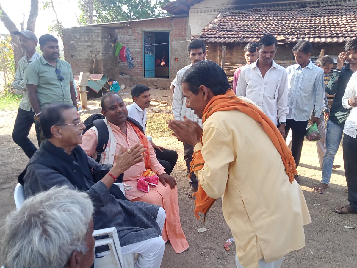 આજ રોજ જેતપુરપાવી તાલુકાના ડુંગરવાટ ગામે મુકેશભાઈ ચકલાભાઈ ના ઘરે પાઠ પ્રકાશ માં છોટાઉદેપુર પુર્વ  ધારાસભ્યશ્રી મોહનસિંહ રાઠવા સાહેબ,બક્ષીપંચ મોરચાના પ્રમુખ અજમલસિંહ બારીયા,ઉપપ્રમુખ એસ.ટી મોરચા નટવરભાઈ રાઠવા,રવિભાઈ રાઠવા ઉપસ્થિત રહ્યા.