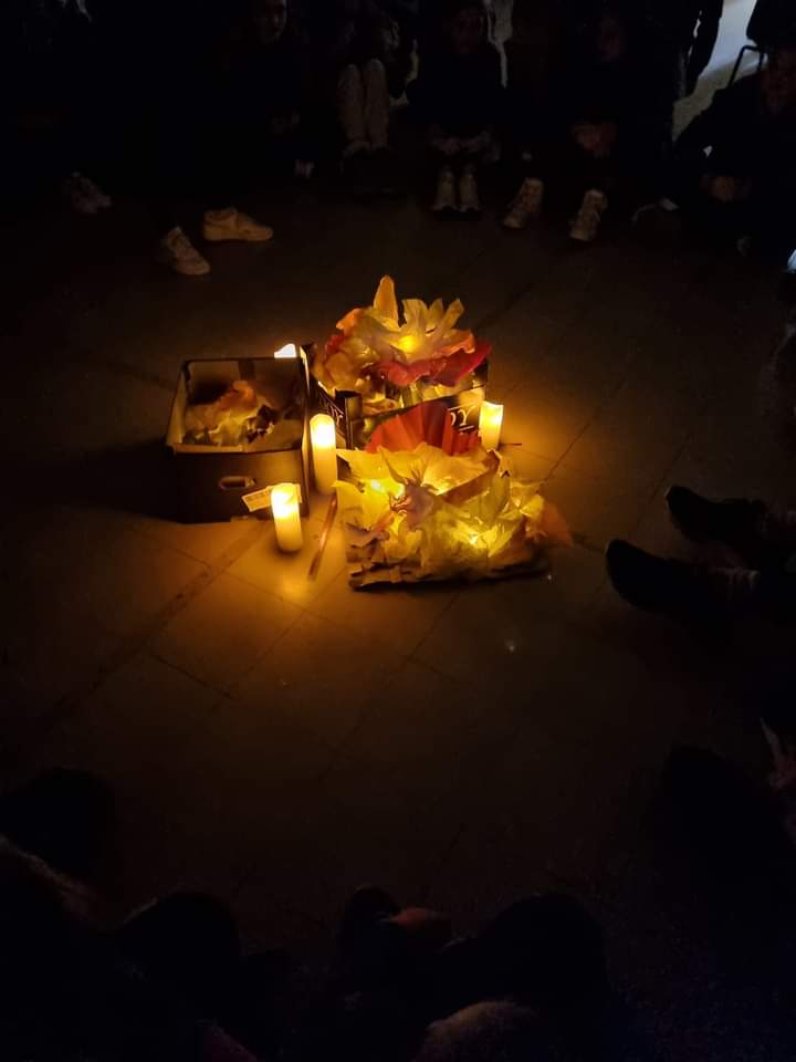 Milford_Guides's tweet photo. We didn't let the rain spoil our campfire fun - we built an indoor fire (no flames involved!) and had hot chocolate and campfire songs inside! Thanks to our district friends from @1stOckfordRidge &amp; 1st Witley Guides for joining us. 
#GuidesCanDoAnything
@Guiding_LaSER https://t.co/a0PhWwONEs