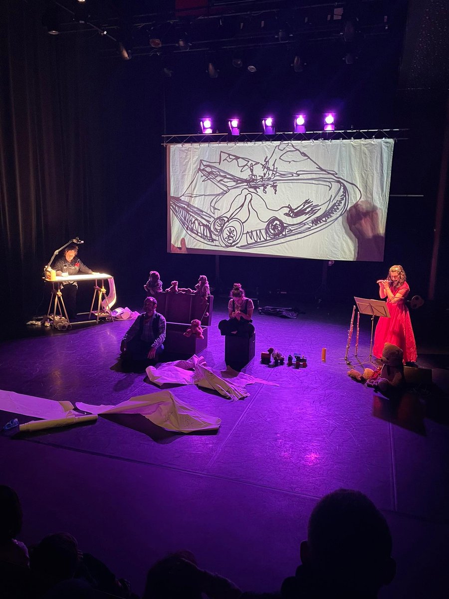Tamarmagan's tweet photo. Thank you for your 4 warm rounds of applause! Happy INTERNATIONAL THEATRE DAY everybody!
#InternationalTheatre
#internationaltheatreday
#internationaltheaterday
#childrenstheatre
#delphi
#belgium
#surrealism
#continuousline
#onelineart
#liveart
@kaleidoscopeasbl https://t.co/TwkxmcSyB2