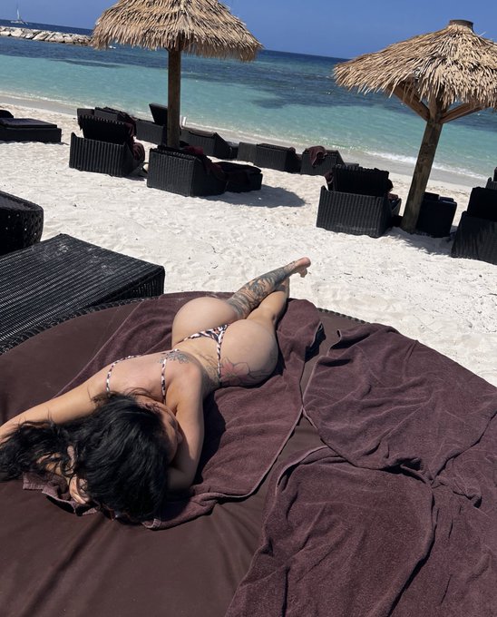 Retweet if you wish you were on an island right now🌴 https://t.co/2MJLb0tSc9