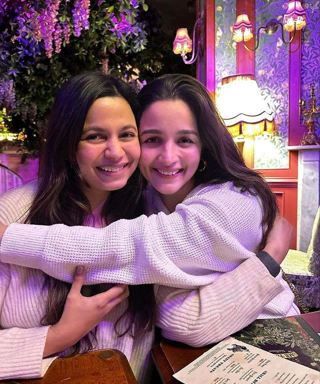 aliabhatt_time's tweet photo. @aliaa08 😘✨💖
@Soni_Razdan 
#AliaBhatt #SoniRazdan #ShaheenBhatt #AliaBhattKapoor #RanbirKapoor #London https://t.co/ZlUXmxb8Un