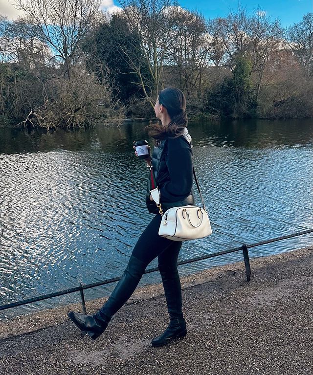 aliabhatt_time's tweet photo. @aliaa08 😘✨💖
@Soni_Razdan 
#AliaBhatt #SoniRazdan #ShaheenBhatt #AliaBhattKapoor #RanbirKapoor #London https://t.co/ZlUXmxb8Un