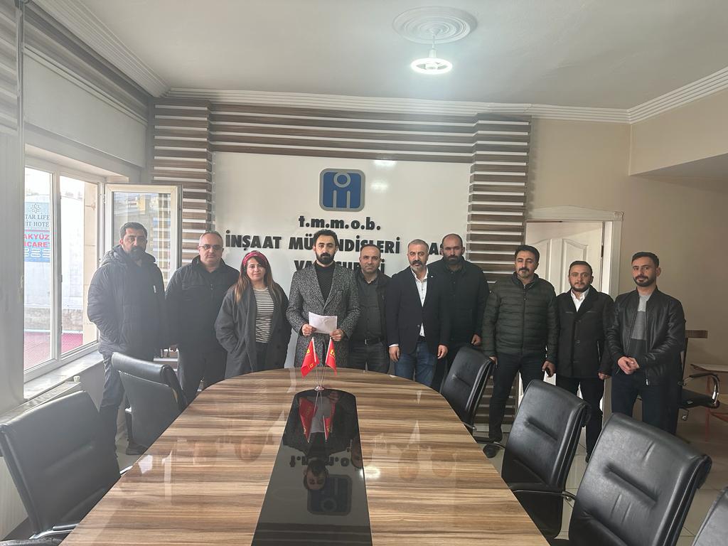 TMMOB Van İl Koordinasyon Kurulu, Van Büyükşehir Belediyesi tarafından kentin belirli bölgelerinde satışa çıkartılan kamu arazileri üzerine 27 Mart 2023 tarihinde bir basın açıklaması yaptı.

tmmob.org.tr/icerik/tmmob-v…