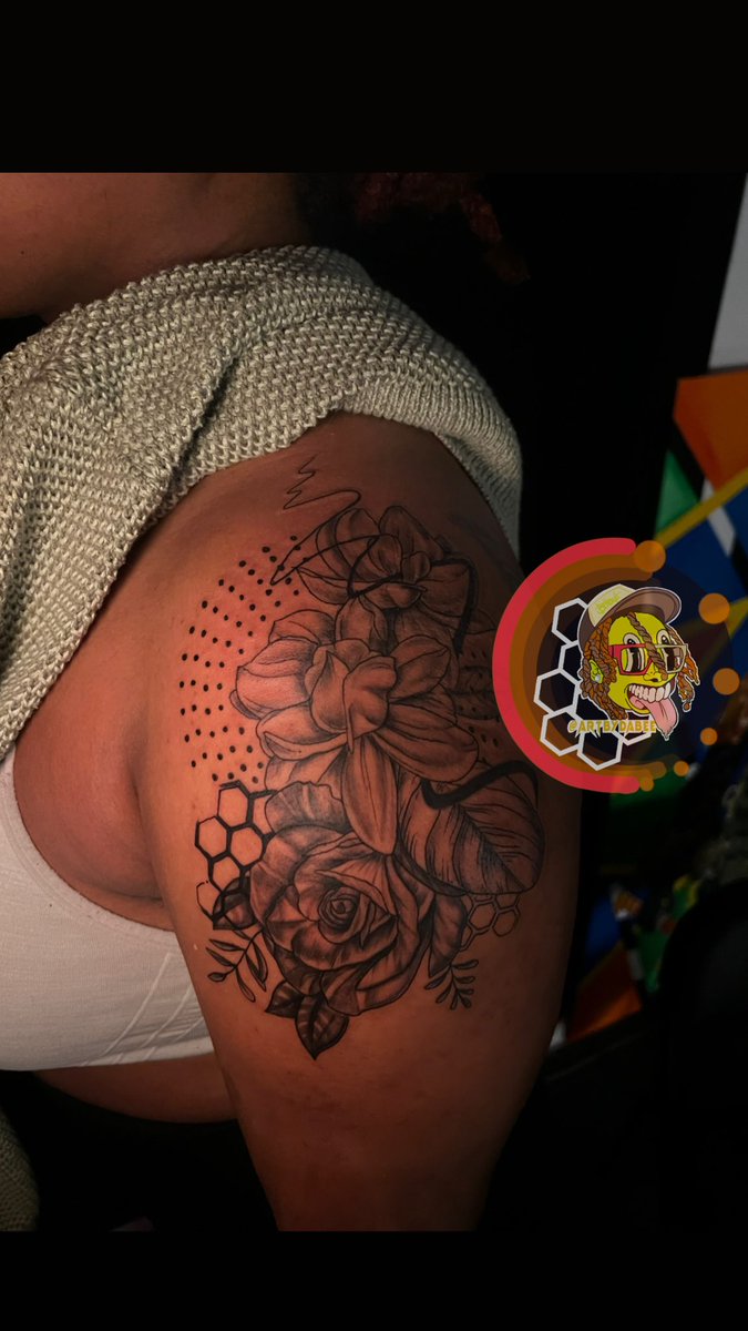 itsBeedott's tweet photo. Flowers meet us at the right time 🥹 🎺BOOKING FOR MAY ⚜️ #artbydabee #dmvtattooartist #tattooartist #tattooshop #inktherapy #greywash #dynamicink #dmvtattoo #tattoo #trashpolka #trashpolkatattoo #billieholiday #billieholidaysolitude #solitude #gardenias https://t.co/OkT0UIwiXS