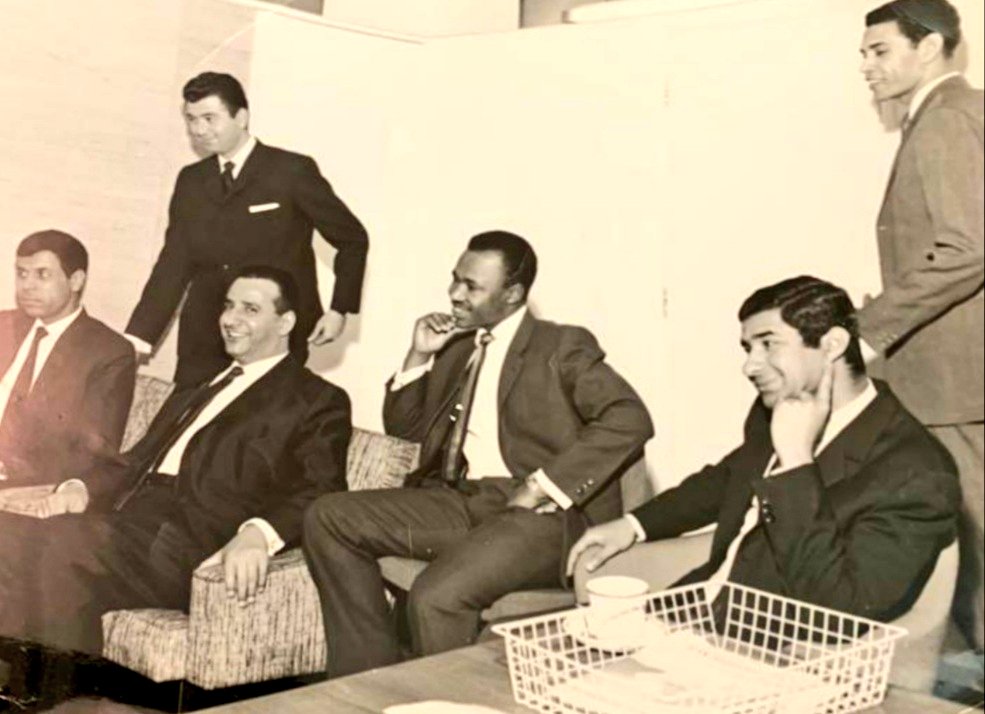 nawafalhamly's tweet photo. من اليمين محمد خلف وبدر العتيقي وفهد عبدالعزيز  المرزوق رحمه الله وابراهيم الشطي رحمه الله ووقوفا من الخلف ناصر قازار https://t.co/81FNwDKRzv