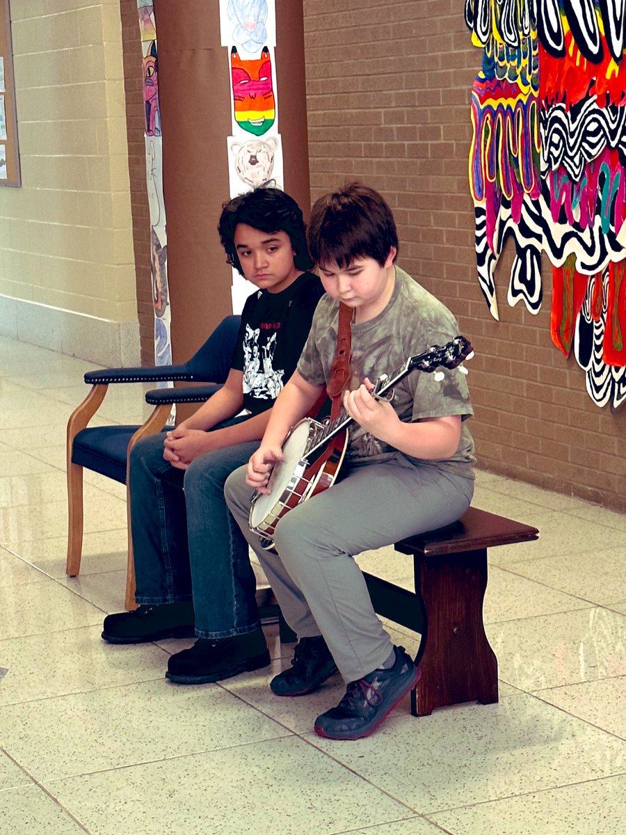 johnriceedu's tweet photo. Monday morning at Red Bank Middle is humming with the sounds of students collaborating and strumming instruments in partnership with @TeachRock https://t.co/eJlmpsaO7N