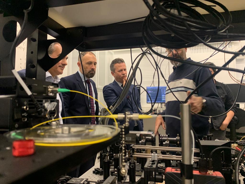 DelGobPaisVasco's tweet photo. El Gobierno destina 18,8 millones de euros a Euskadi a 5 planes de I+D+I para acelerar la transformación de la economía 💻. El delegado @DenisItxaso ha visitado junto al consejero @bildarratz el @CFMdonostia para conocer el desarrollo de esos planes

👉https://t.co/R5wC64k6ed https://t.co/tmrKBP8dpH