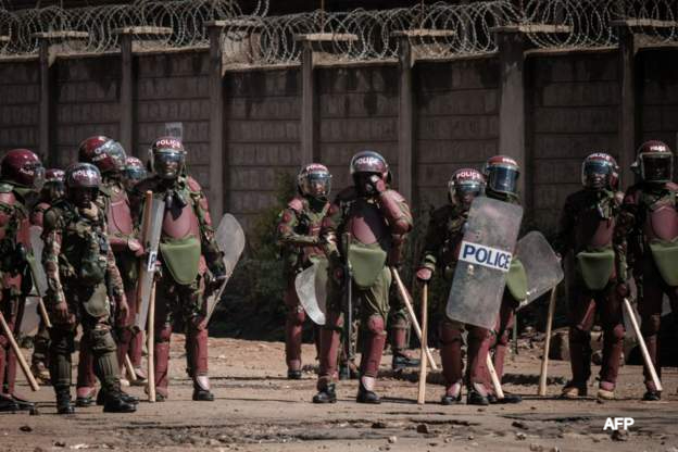BBCAfrica's tweet photo. Opposition protests in Kenya have led to shops being closed, train services being suspended, and there's a heavy police presence on the streets. 

Are you in Kenya? What do you make of the current situation?  

🗣️ Send a short voice note via WhatsApp on +44 7786205075 https://t.co/9bJLm8Db6k