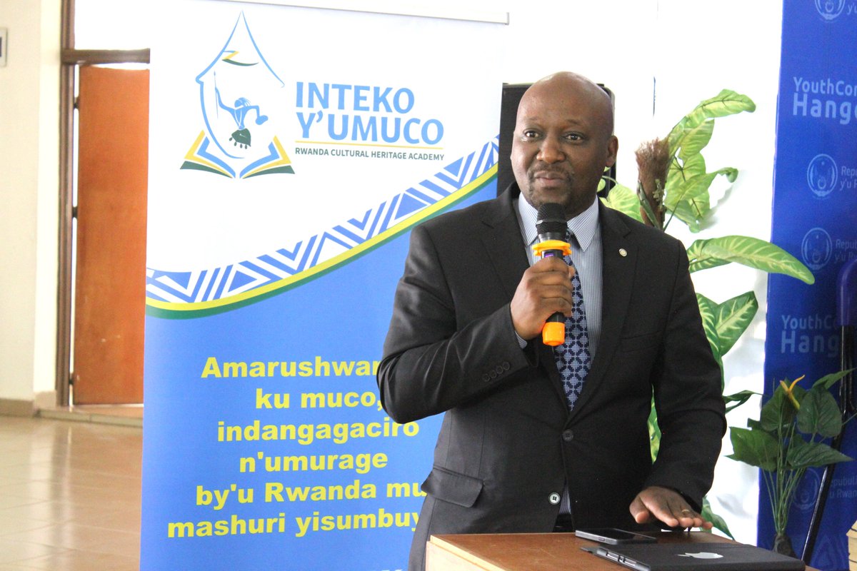 REBRwanda's tweet photo. Mu ijambo rye, Umuyobozi Mukuru wa REB, @mbanelson yabwiye aba banyeshuri ko ibyo umuntu yaba yiga byose yaba #siyanse cyangwa #ibindi, umuco ugomba kuranga abantu aho bari hose, ibyo baba biga byose. @Unity_MemoryRw https://t.co/iCyM5iqqqk