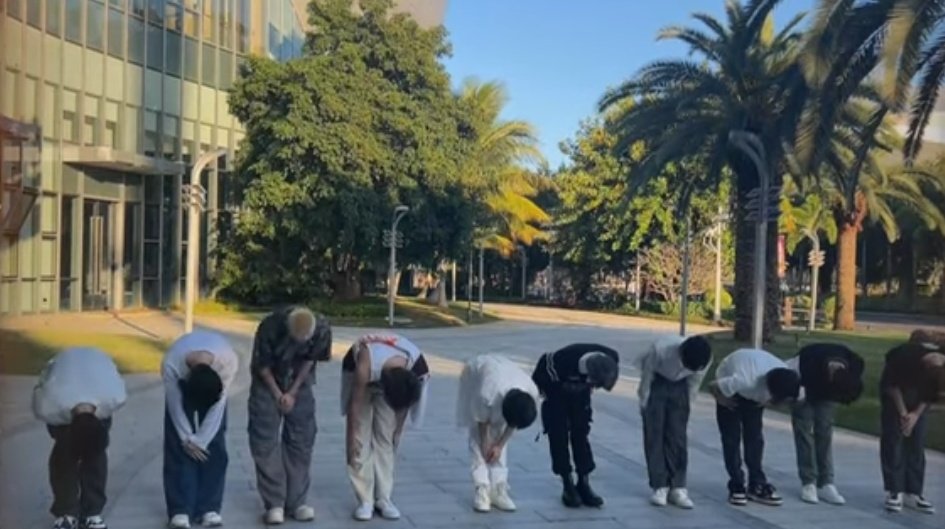 woaipai's tweet photo. "please take care of us!" vs "thank you for supporting us all this time!" https://t.co/iygNny8m33