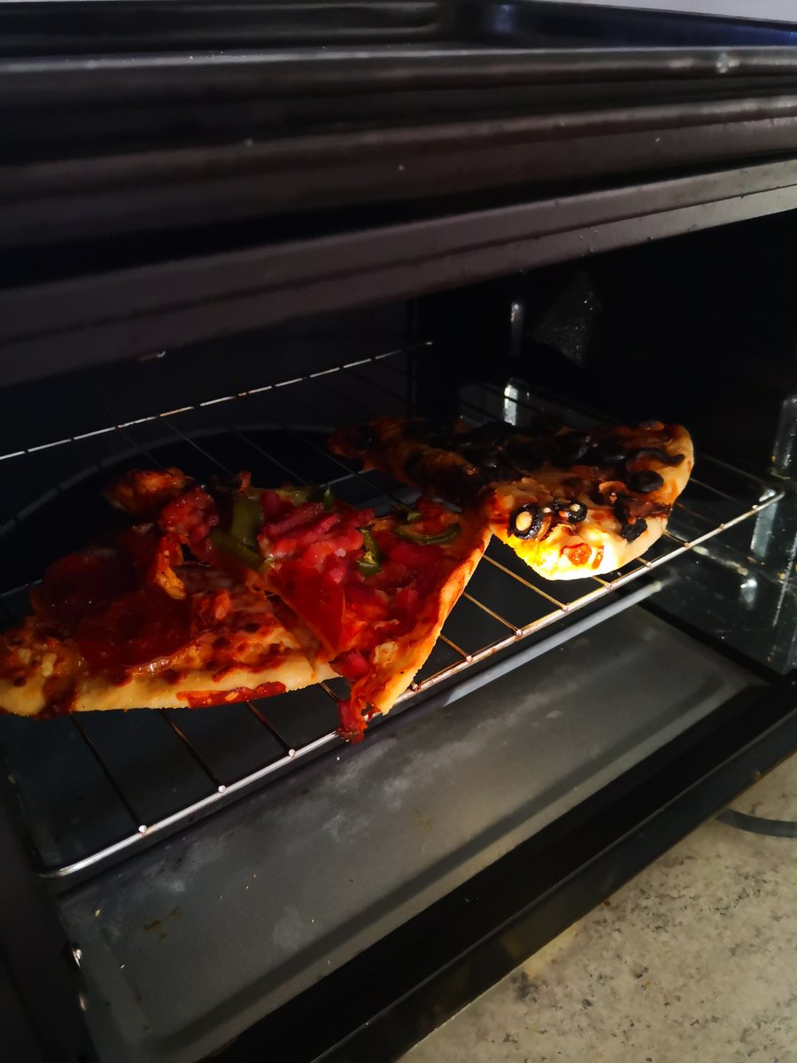 JonathanCh15's tweet image. Que desyaunaron? Yo pizza xd y una taza té para las grasas :v 😂