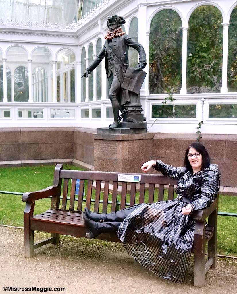 MistressMaggie1's tweet photo. I watched Antiques Roadshow on telly last night, filmed at the Palm House at Sefton Park. It reminded me of the last time I was there, dressed in my #plasticmac for inclement conditions ☔️
#pvcraincoat #pvcmistress #pvcmackintosh #plasticraincoat #rainwearfetish #plasticmistress https://t.co/PRqn11TDju