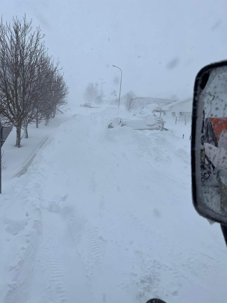 Þrjú snjóflóð féllu í og við Neskaupstað í morgun, tvö í byggð. Engin alvarleg slys urðu á fólki en fjölbýlishús og þrjú íbúðarhús urðu fyrir flóðinu.
