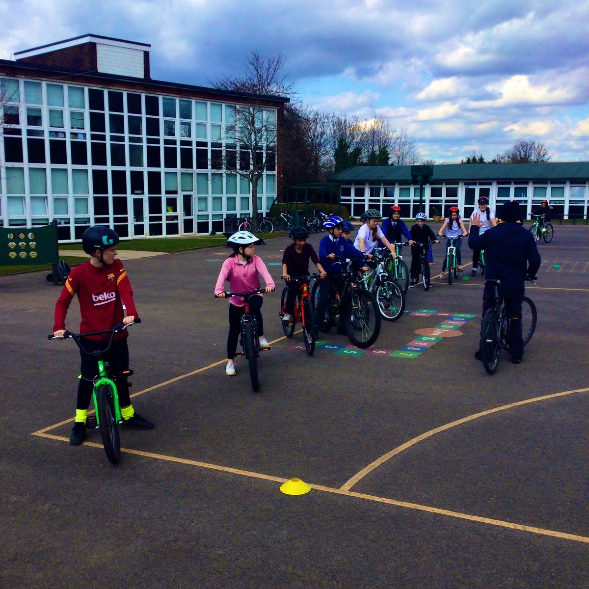 sunnybankschool's tweet photo. @Year6sunnybank with @BikeabilityUK today. #werespect the road! https://t.co/jwtOqybc1a