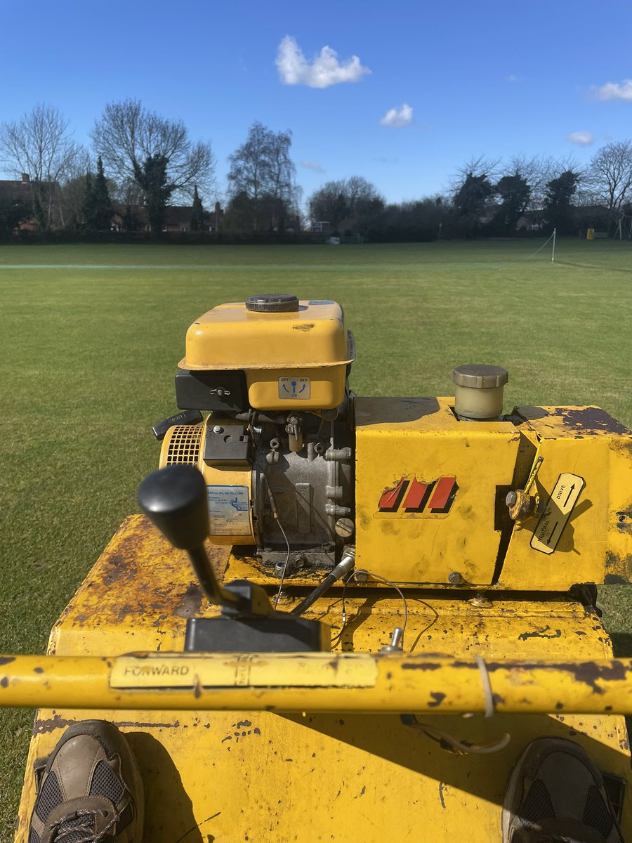 SunningwellCC's tweet photo. Suns up so preseason rollering begins, starting to feel like cricket, until tomorrow then it’ll be back to rugby! Only 40 sleeps till Cherwell https://t.co/md13JwCss7