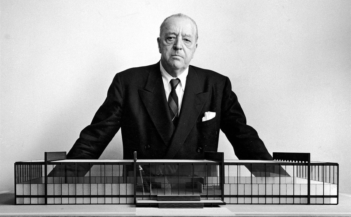 27 de marzo de 1886, nace Ludwig Mies van der Rohe, arquitecto y diseñador industrial alemán. Fue director de la Bauhaus de 1930 hasta el año de su cierre en 1933. Entre sus obras están: Neue Nationalgalerie, Lake Shore Drive, Seagram Building y El Pabellón alemán en Barcelona.