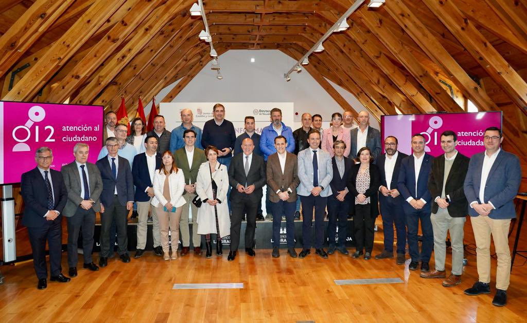 Dip_Va's tweet photo. El Plan de Expansión Rural del 012 continúa su andadura en la provincia de Valladolid. 

El presidente @Conrado_Iscar y el consejero @jcyl @JesusJCarnero firman el convenio para ofrecer este servicio a los vecinos de #Valladolid. 

🔗 https://t.co/eg4auBiHqe https://t.co/20EYqfLcLo