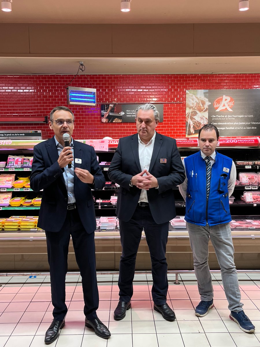 DidierMichaudDa's tweet photo. Today in Montesson (France), I was pleased to give the first French anti-food waste label to @bompard. We are proud to support @CarrefourGroup, who has always been a forerunner in the fight against food waste. Congratulations to all the teams involved! 
https://t.co/PhvF5JcKM2 https://t.co/ySWQaDteBO