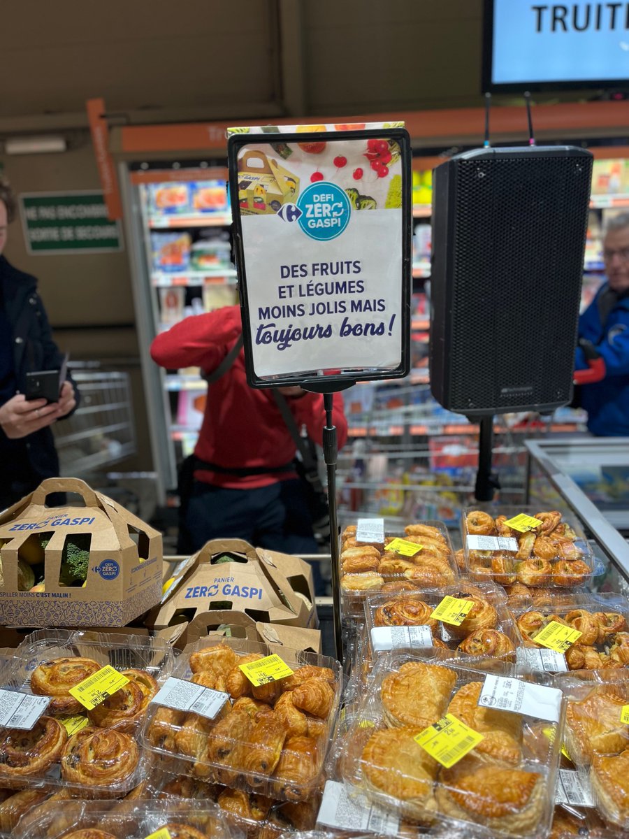 DidierMichaudDa's tweet photo. Today in Montesson (France), I was pleased to give the first French anti-food waste label to @bompard. We are proud to support @CarrefourGroup, who has always been a forerunner in the fight against food waste. Congratulations to all the teams involved! 
https://t.co/PhvF5JcKM2 https://t.co/ySWQaDteBO