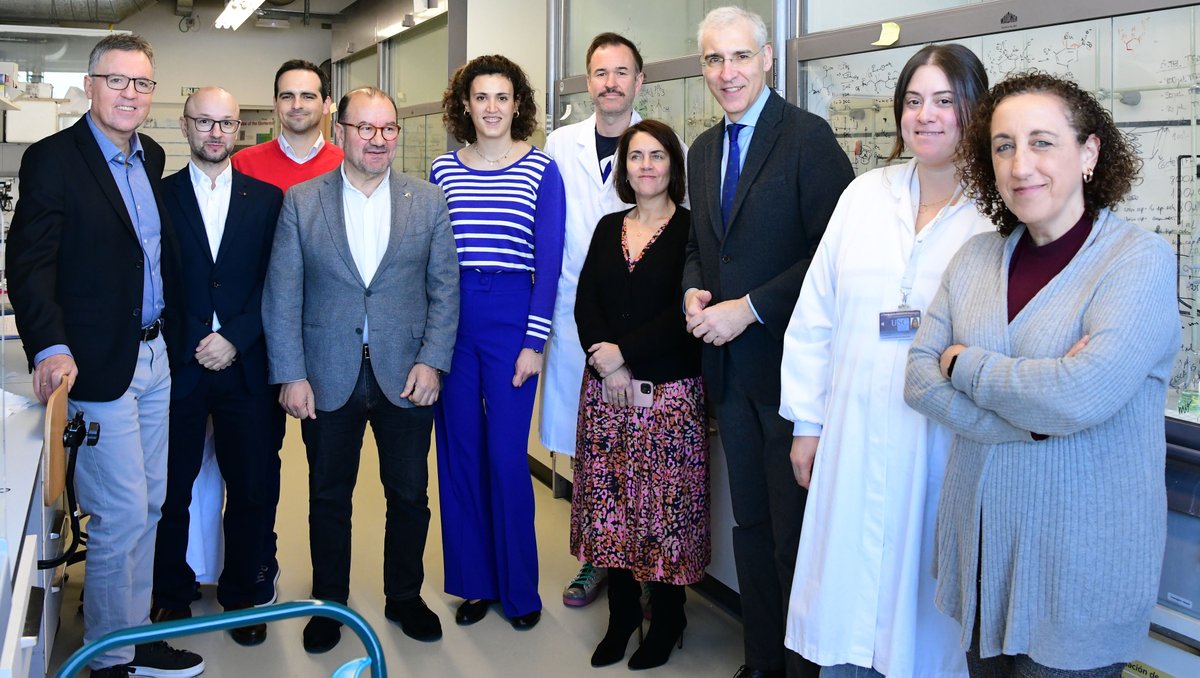 CiQUS (@ciqususc) on Twitter photo O Vicepresidente primeiro da <a href="/Xunta/">Xunta de Galicia</a> e a Directora da <a href="/axenciaGAIN/">Axencia Galega de Innovación</a> visitan o #CiQUS para coñecer de primeira man os avances no proxecto <a href="/TraffikGene/">TraffikGene</a>.
➕ ow.ly/tzIG50NsChM O Vicepresidente primeiro da <a href="/Xunta/">Xunta de Galicia</a> e a Directora da <a href="/axenciaGAIN/">Axencia Galega de Innovación</a> visitan o #CiQUS para coñecer de primeira man os avances no proxecto <a href="/TraffikGene/">TraffikGene</a>.
➕ ow.ly/tzIG50NsChM