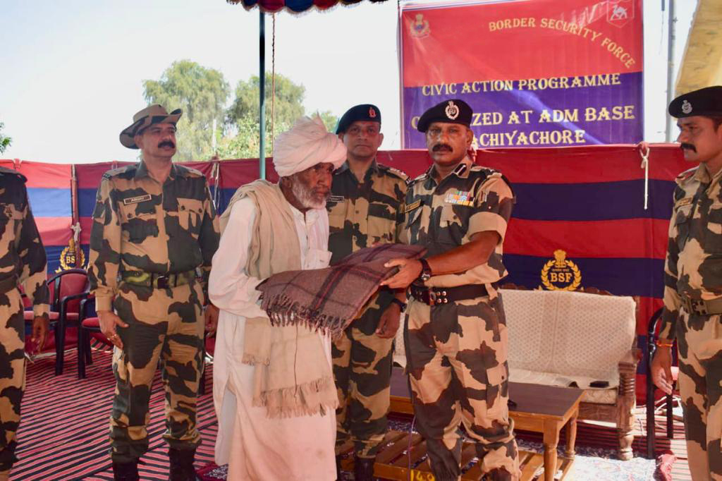 BSF_Rajasthan's tweet photo. #BSF 𝐉𝐚𝐢𝐬𝐚𝐥𝐦𝐞𝐫 (𝐒) conducted 𝐌𝐞𝐝𝐢𝐜𝐚𝐥 𝐜𝐚𝐦𝐩 under 𝐂𝐢𝐯𝐢𝐜 𝐀𝐜𝐭𝐢𝐨𝐧 𝐏𝐫𝐨𝐠𝐫𝐚𝐦𝐦𝐞 at village Bachhiya chhore #Jaisalmer. Solar lights, Torches, Blankets, Stationery and sports items were also distributed among villagers.

#FriendsonBorder https://t.co/taZSDrTZeJ