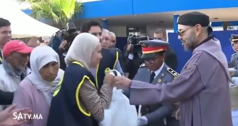 Mohammed_6_M6's tweet image. لن تشاهد مظاهر الانبطاح والعبودية الى في مملكة 🇲🇦امير المودمنين #المغرب حتى الحيوانات لا تقبل بذلك 👇👇👇👇 👇👇. مثال🦜العصفور دماغه بحجم ذرة بطيخ لو وضعت بيدك طعام واقتربت منه يبتعد لأنه يؤمن بأن الحرية اغلى من الطعام .الحرية فطرة والعبودية مذهب #إرحل_يا_سادس