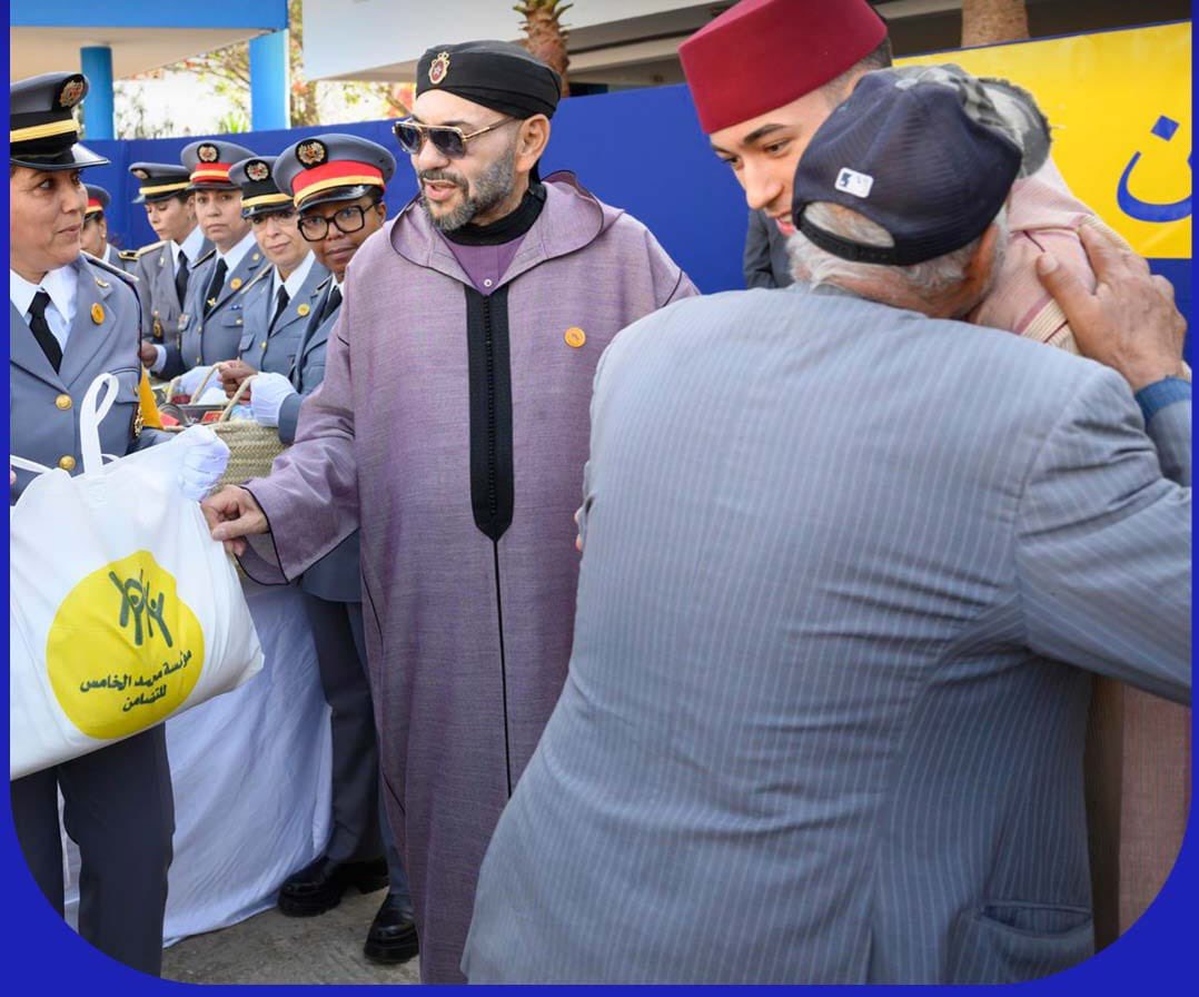 Mohammed_6_M6's tweet image. لن تشاهد مظاهر الانبطاح والعبودية الى في مملكة 🇲🇦امير المودمنين #المغرب حتى الحيوانات لا تقبل بذلك 👇👇👇👇 👇👇. مثال🦜العصفور دماغه بحجم ذرة بطيخ لو وضعت بيدك طعام واقتربت منه يبتعد لأنه يؤمن بأن الحرية اغلى من الطعام .الحرية فطرة والعبودية مذهب #إرحل_يا_سادس