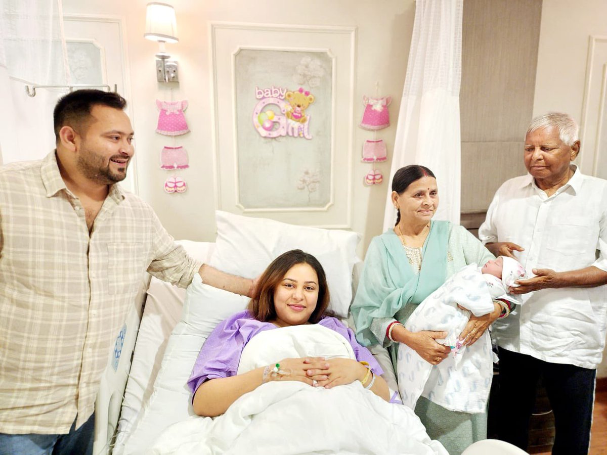 laluprasadrjd's tweet photo. अपने बच्चे के बच्चे को प्रथम बार गोद में लेना अद्भुत, रोमांचक, सुखद और मंत्रमुग्ध करने वाला पल होता है।

आप इस कीमती, नये, छोटे से मासूम चेहरे में भविष्य के साथ-साथ अतीत एवं वर्षों के प्यार, त्याग और संघर्षों को महसूस करते हैं। इनकी छोटी आंखें का मिलान कुछ नया दिखाता है। https://t.co/ET26c3uj7Y