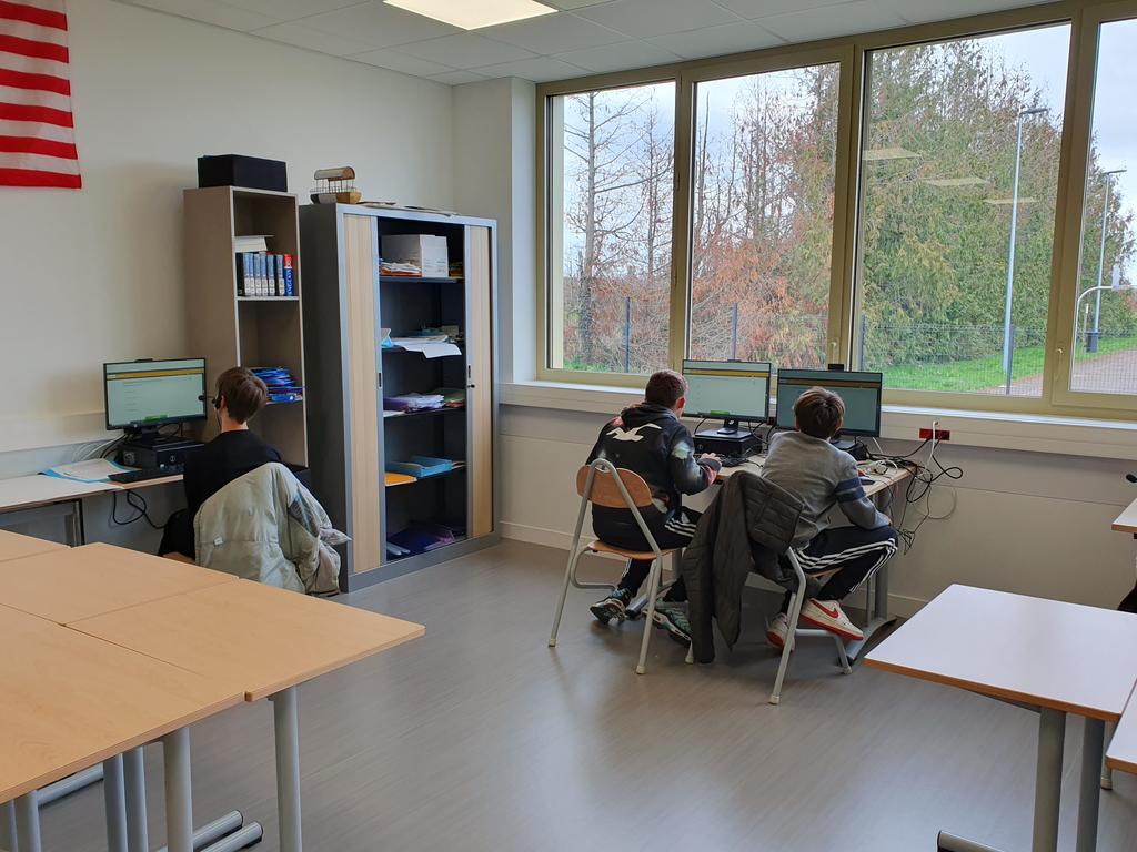 jftitelouze's tweet photo. Jour de passation Evalang au @CampusEduc27 pour les 3e y compris ceux du dispositif ULIS.
Des élèves sérieux et appliqués sur ce test d anglais de fin de cycle 4 #enseigneraveclenumerique #evalang #inclusion https://t.co/vPL1SS8yVp
